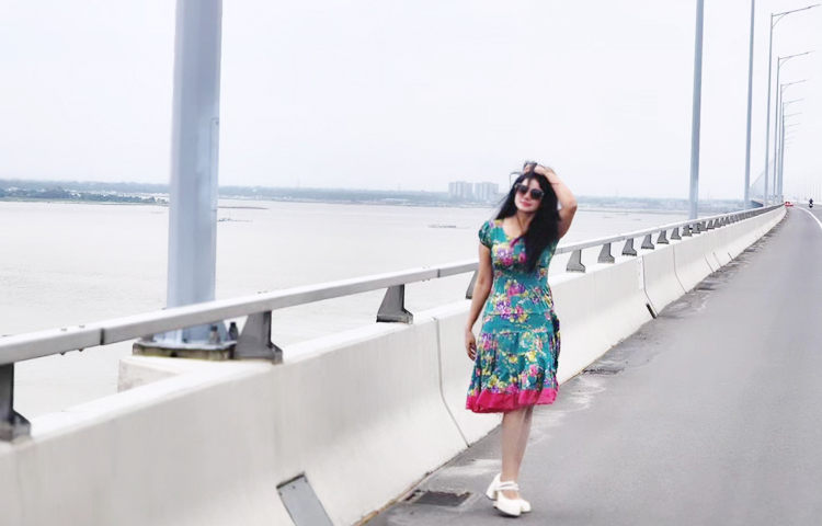 ২০০৬ সালে ‘আয়না’ সিনেমার মাধ্যমে চলচ্চিত্রে অভিষেক হওয়া এই অভিনেত্রী আজ পদ্মা সেতুতে দাঁড়ানো ছবি পোস্ট করে লিখেছেন, ‘পদ্মা ব্রিজে রিসেট চাপি, ধোঁয়ায় মিশে যায়,/ পদ্মার বুকে শূন্যতা, কোথাও নেই তার ছায়া।/ স্বপ্ন ছিলো ইট পাথরে, কেমন করে ফুরালো,/ রিসেট দিলাম জীবনে, নতুন গল্প শুরু হলো।’ ছবি: ফেসবুক থেকে নেওয়া