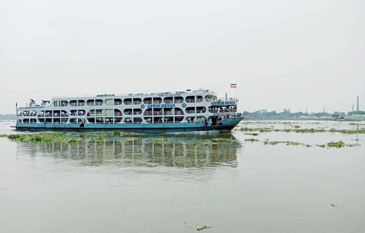 সম্প্রতি আমরা ঢাকার চারপাশ নদীপথে ভ্রমণ করেছি। তখন দেখি, লঞ্চ চলছে অভীষ্ট লক্ষ্যে। ছবিটি মুক্তারপুরের ধলেশ্বরী নদী থেকে তোলা। ছবি: ফাত্তাহ তানভীর রানা