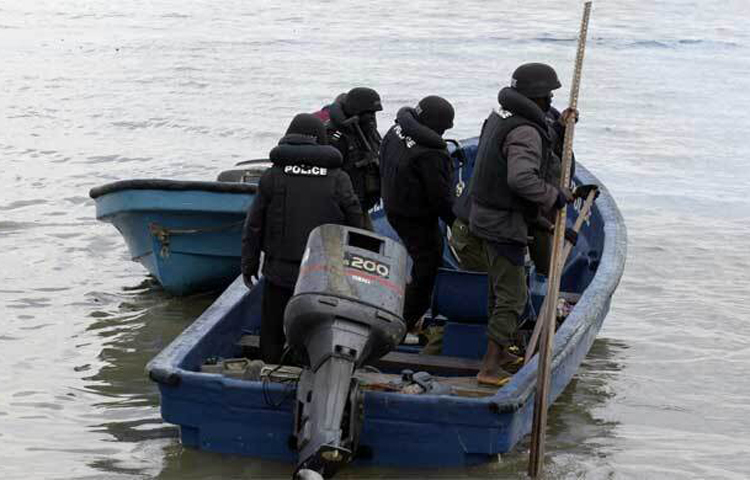 নাইজেরিয়ায় একটি নৌকাডুবির ঘটনায় শতাধিক মানুষের মৃত্যু হয়েছে বলে আশঙ্কা করা হচ্ছে। নৌকাটিতে থাকা যাত্রীদের মধ্যে অধিকাংশই ছিল নারী এবং শিশু। দমকল কর্মীরা জানিয়েছেন, তারা নাইজার নদী থেকে বেশ কয়েকজনের মরদেহ উদ্ধার করেছেন। ছবি: এএফপি