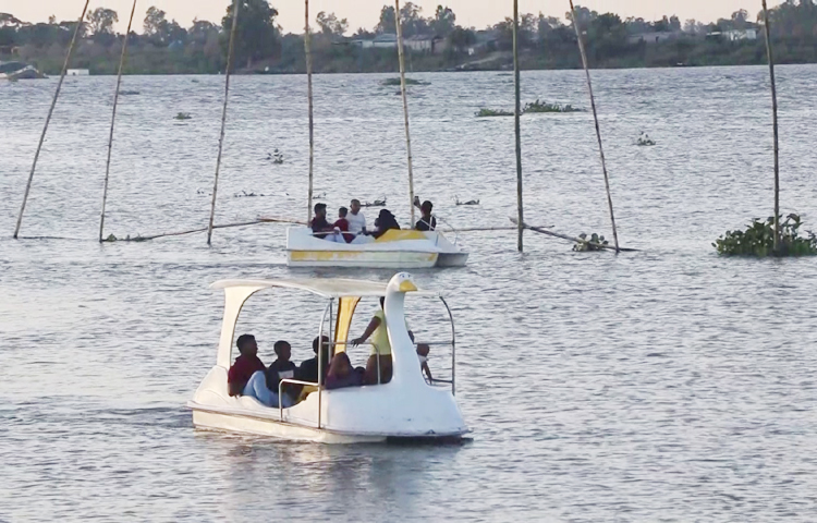 এখানে ৪ মাস নৌকা চালানোর সুযোগ হয়। লোকজন হুরাসাগরের উল্টো পাড়ে গ্রামের ভেতরে নৌকায় বেড়াতে যান। কেউ কেউ আবার নদের উজানে বা ভাটির দিকেও যান। নৌকায় ২০ টাকায় আধা ঘণ্টা বেড়ানোর সুযোগ থাকে। ছবি: আমিন ইসলাম জুয়েল