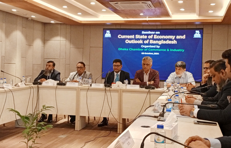 শিল্পকারখানায় শ্রমিক অসন্তোষ দূর হলে আগামী দিনে অসংখ্য মানুষের কর্মসংস্থান তৈরি করা সম্ভব বলে জানিয়েছেন প্রাণ-আরএফএল গ্রুপের চেয়ারম্যান ও প্রধান নির্বাহী কর্মকর্তা (সিইও) আহসান খান চৌধুরী। আজ সকালে মতিঝিলে ঢাকা চেম্বার অব কমার্স অ্যান্ড ইন্ডাস্ট্রি (ডিসিসিআই) কার্যালয়ে ‘বাংলাদেশের অর্থনীতির বর্তমান অবস্থা পর্যালোচনা এবং ভবিষ্যৎ কর্মপরিকল্পনা নির্ধারণ’ শীর্ষক সেমিনারে তিনি এ কথা বলেন। ছবি: জাগো নিউজ