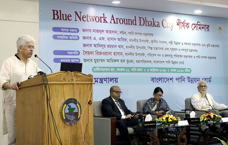 শিল্প উপদেষ্টা আদিলুর রহমান খান আজ ঢাকায় পানি ভবনের মাল্টিপারপাস হলে একটি সেমিনারে বক্তৃতা করেন। অনুষ্ঠানে স্থানীয় সরকার, পল্লী উন্নয়ন ও সমবায় উপদেষ্টা এ এফ হাসান আরিফ এবং পরিবেশ, বন ও জলবায়ু পরিবর্তন উপদেষ্টা সৈয়দা রিজওয়ানা হাসান উপস্থিত ছিলেন। ছবি: পিআইডি