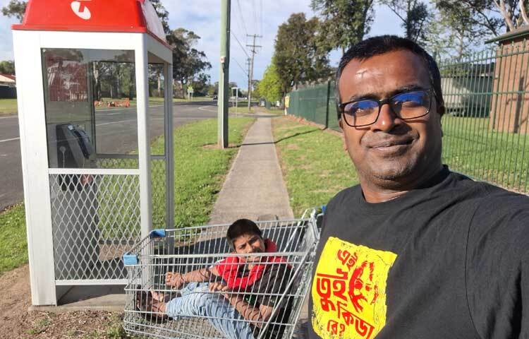 সন্তানের সঙ্গে কাটানো সুন্দর সকালকে ক্যামেরাবন্দি করতে ব্যস্ত বাবা। ছবি: মো. ইয়াকুব আলী