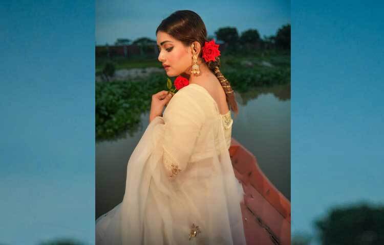 সরু চেন দিয়ে পরিপাটি হেয়ারস্টাইলের সঙ্গে গোঁজা লাল গোলাপ যেন তিশার সৌন্দর্য আরও দ্বিগুণ করে তুলেছে। ছবি: ফেসবুক থেকে