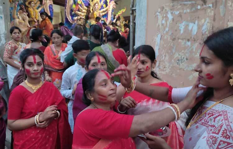 সিঁদুর খেলায় মেতেছেন তারা। ছবি: এন কে বি নয়ন