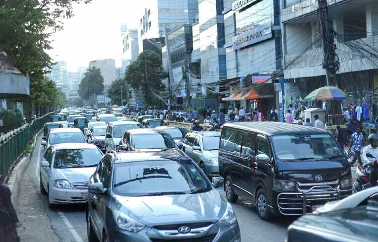 সকাল থেকেই রাজধানীর বিভিন্ন সড়কে শুরু হয়েছে যানজট। ছবি: মাহবুব আলম