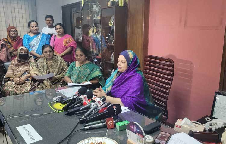 এইচএসসির ফল প্রকাশের পর গণমাধ্যমের সঙ্গে কথা বলছেন ভিকারুননিসা নূন স্কুল অ্যান্ড কলেজের প্রধান শিক্ষিকা মাজেদা বেগম। ছবি: মাহবুব আলম