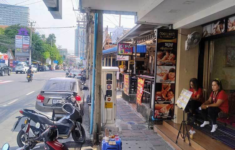 সমুদ্রসৈকতের পাশে রাস্তার ওপর থাকা খাবারের দোকানগুলোতে রাতব্যাপী ভোজসভা চলে। ছবি: এম মাঈন উদ্দিন