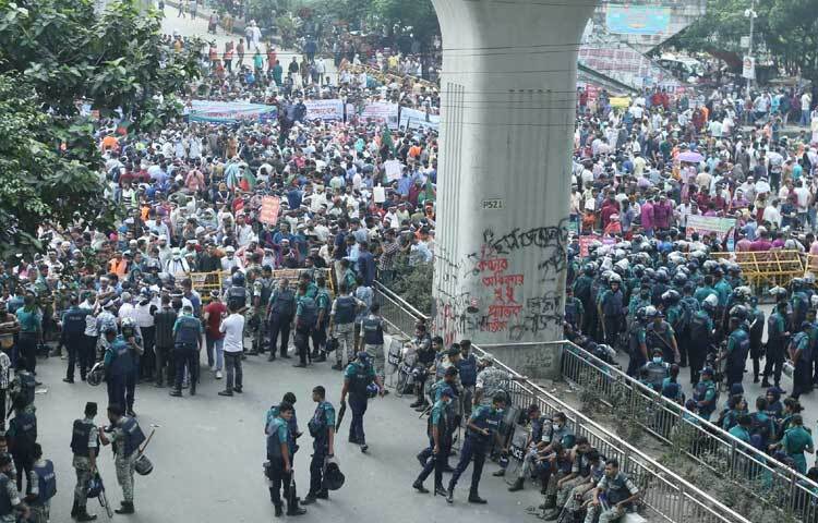 রাজধানীর ব্যস্ত এই মোড়ে যান চলাচল বন্ধ হওয়ায় বিপাকে পরেছেন সাধারণ মানুষরা।