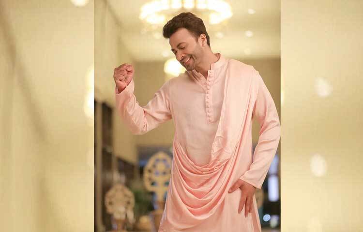 লিডার সিনেমায় শকিবের ট্রেন্ডি গোলাপি পাঞ্জাবি আর উত্তরীয় পরা লুক বেশ পছন্দ করেছে তার ভক্ত-অনুরাগীরা।