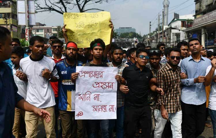 বিক্ষোভে অংশ নেওয়া শিক্ষার্থীরা বলেন, সাত কলেজকে ঢাকা বিশ্ববিদ্যালয়ের অধিভুক্ত করা হলেও শিক্ষার মানের কোনো উন্নয়ন হয়নি, উল্টো শিক্ষার্থীদের ভোগান্তি বেড়েছে।