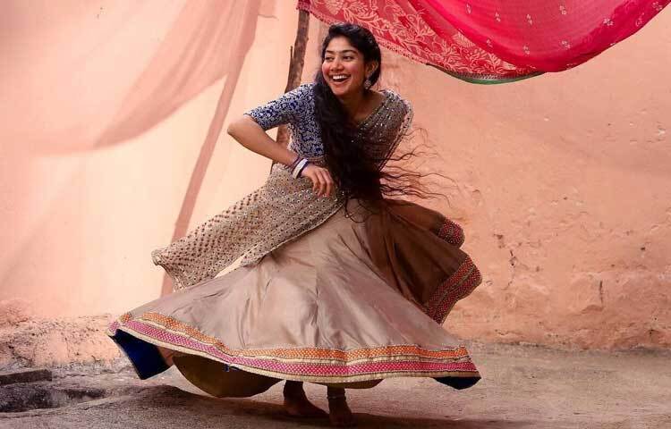 হাস্যোজ্জ্বল নায়িকা।