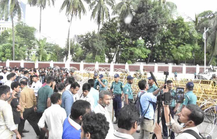 তবে সম্প্রতি মানবজমিনের সম্পাদক মতিউর রহমানকে দেওয়া এক সাক্ষাৎকারে রাষ্ট্রপতি জানান, তিনি শুনেছেন প্রধানমন্ত্রী শেখ হাসিনা পদত্যাগ করেছেন, কিন্তু তার কাছে এ সংক্রান্ত কোনো দালিলিক প্রমাণ বা নথিপত্র নেই। এমনকি বহু চেষ্টা করেও তিনি পদত্যাগপত্র সংগ্রহ করতে ব্যর্থ হয়েছেন। এরপরই নতুন করে বিক্ষুব্ধ হয়ে ওঠেন সরকার পতনে নেতৃত্বদানকারীরা।