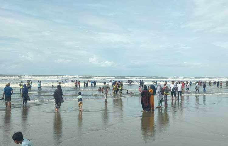 কলাতলী, লাবনী ও সুগন্ধা পয়েন্টে সকাল থেকে পর্যটকসহ স্থানীয়দের অবস্থান লক্ষ্য করা গেছে।