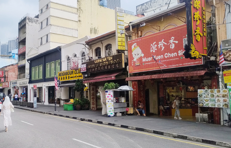 মাত্র ১০ শতাংশ খাদ্যপণ্য দেশে উৎপাদিত হয়, বাকিটা আমদানি করতে হয়। তারপরেও মাত্র ৫০ বছরে বিশ্বের অন্যতম সবুজ ও পরিষ্কার শহরে রূপান্তরিত হয়েছে সিঙ্গাপুর। ছবি: এম মাঈন উদ্দিন