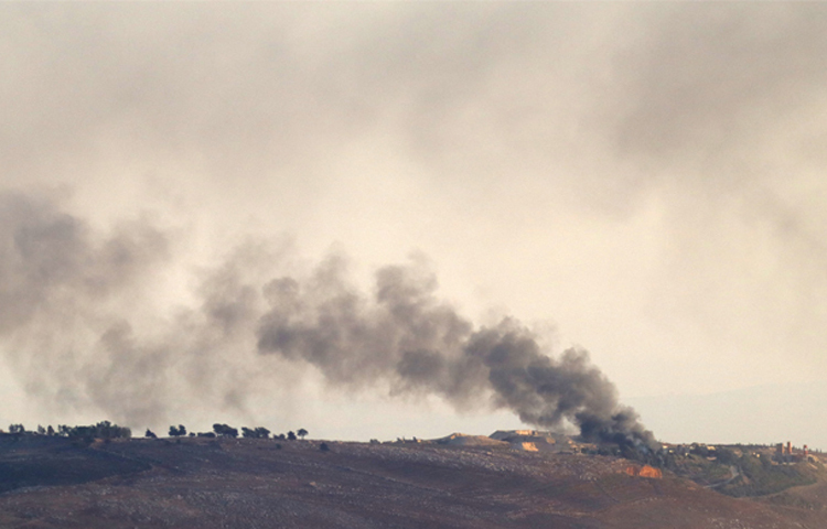 দক্ষিণ লেবাননে অভিযান পরিচালনা করছে ইসরায়েলি সেনাবাহিনী। সেখানে দুই পক্ষের মধ্যে প্রায়ই সরাসরি গোলাগুলি হচ্ছে। টাইমস অব ইসরায়েলের এক প্রতিবেদনে বলা হয়েছে, দক্ষিণ লেবাননে হিজবুল্লাহর সঙ্গে যুুদ্ধে বৃহস্পতিবার রাতে অন্তত পাঁচ ইসরায়েলি সেনা নিহত হয়েছেন। আহত হয়েছেন ১৯ জন। তাদের মধ্যে বেশ কয়েকজনের অবস্থা আশঙ্কাজনক। ছবি: এএফপি