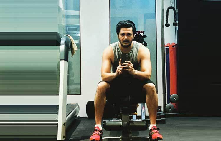 ৪৬ বছর বয়সেও পুরোদমে কাজ করে যাচ্ছেন জনপ্রিয় এই অভিনেতা।