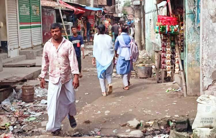 দীর্ঘদিন ধরেই রাস্তার বেহাল অবস্থা, চরম ভোগান্তি পোহাচ্ছেন মুরাদপুরের বাসিন্দারা।