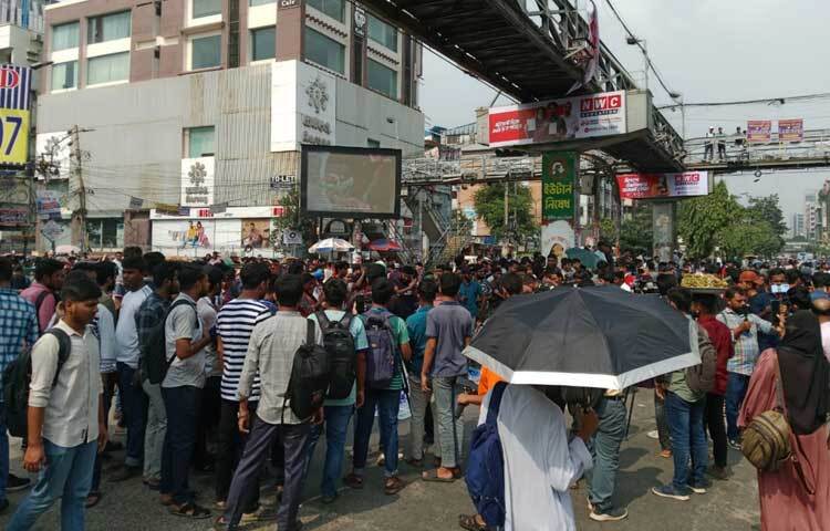 এসময় শিক্ষার্থীরা ‘অধিভুক্তি নাকি মুক্তি, মুক্তি, মুক্তি’, ‘শিক্ষা নিয়ে বাণিজ্য, মানি না, মানবো না’, ‘আর নয় দাসত্ব, হতে চাই স্বতন্ত্র’, ‘ঢাবির জায়গায় ঢাবি থাক, সাত কলেজ মুক্তি পাক’, ‘নিপীড়ন নাকি অধিকার, অধিকার, অধিকার’, ‘প্রশাসনের প্রহসন, মানি না মানবো না’ ইত্যাদি স্লোগান দিতে থাকে।