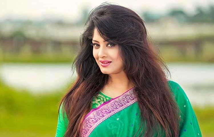 এরপর তাকে দীর্ঘ সময় প্রয়াত নায়ক মান্নার বিপরীতে দেখা যায়। এ জুটির ‘লুটতরাজ’, ‘আম্মাজান’, ‘ঢাকাইয়া মাস্তান’সহ আরও অনেক সিনেমা ব্যবসাসফল হয়। রুবেল, ইলিয়াস কাঞ্চন, শাকিল খান ও ফেরদৌসসহ অনেকের সঙ্গে অভিনয় করেও মৌসুমী সফল হয়েছেন তিনি।