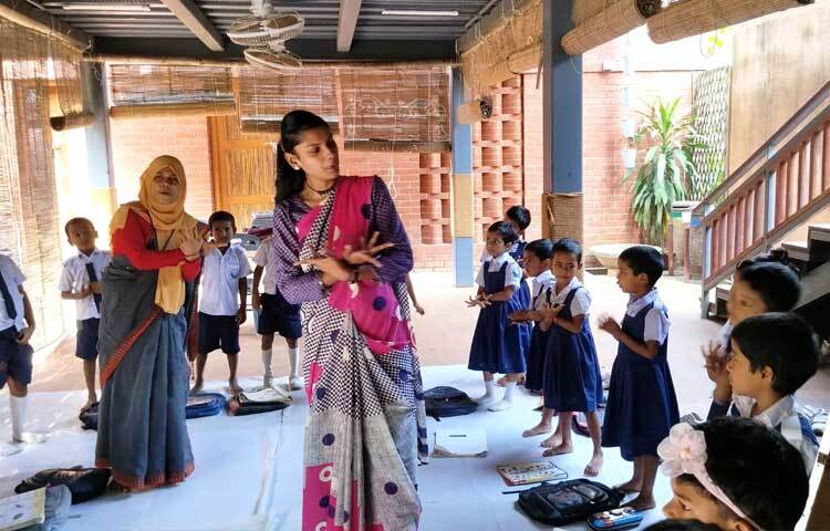 সেখানে দেখি গরমে টিনের ঘরে শিক্ষার্থীরা ক্লাস করছেন, প্রচণ্ড সীমাবদ্ধতার মধ্যে শিক্ষক ও স্কুল সংশ্লিষ্টদের প্রচেষ্টার ত্রুটি নেই। এই জায়গা থেকেই আমি স্কুলটির সঙ্গে থাকার চেষ্টা করি। একটি সম্পূর্ণ ভিন্ন নকশায় স্কুলটি বড় উদাহরণ করার চিন্তাভাবনার জায়গা থেকে আজকের এই রূপ দেই। স্বদিচ্ছা থাকলে সীমিত ব্যয়েও নজরকাড়া স্থাপত্য ও পরিবেশ তৈরি করা যায়। এই বিদ্যালয়টি তার উদাহরণ।