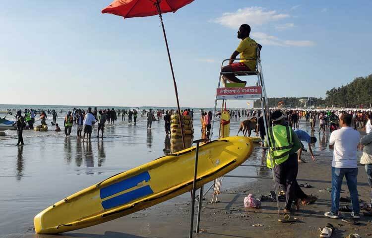 সাগর শান্ত হলেও পর্যটকদের নিরাপত্তার স্বার্থে সতর্ক সী সেইফ লাইফগার্ডরা।