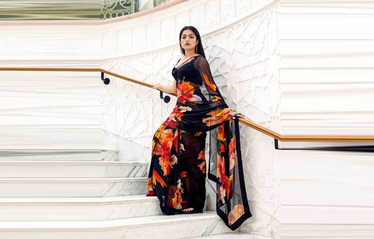 ফুলেল প্রিন্টের কালো শাড়িতে মায়াবী রাশমিকা।