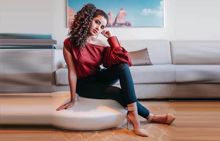 ওয়ান শোল্ডার টপ আর জিন্সের লুকে অনুপমা।