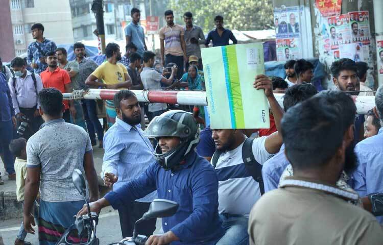 জরুরি কাজে বের হয়ে বিপাকে পড়েছেন অনেকেই।
