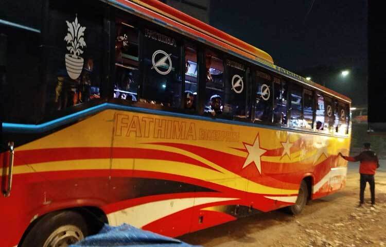 বাসে করে আসা লোকজনের সঙ্গে কথা বলে জানা যায়, অধিকাংশ লোকজনেই দেশের প্রত্যন্ত অঞ্চল থেকে এসেছে। তাদের বেশিরভাগই জানে না এখানে কি হবে। শুধু জানে শাহবাগে আসলে লোন পাওয়া যাবে।