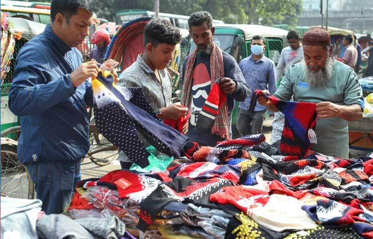 গত কয়েকদিন ধরেই মার্কেটগুলো ক্রেতায় জমজমাট। বিক্রেতাদের আশা এভাবে বিক্রি চলতে থাকলে লাভের মুখ দেখবেন তারা।