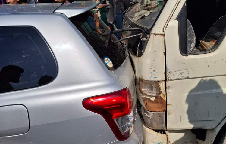 চট্টগ্রামে হাসনাত আবদুল্লাহ ও সারজিস আলমের গাড়িতে ট্রাকের ধাক্কার পর এবার ঢাকায় হাসনাতের গাড়িতে ধাক্কা দিয়েছে অন্য একটি গাড়ি। আজ দুপুর ১২টার দিকে যাত্রাবাড়ী এলাকায় এ ঘটনা ঘটে। ছবি: সংগৃহীত