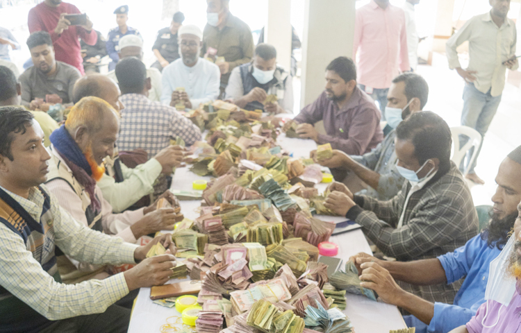 জেলা প্রশাসনের ১২ জন নির্বাহী ম্যাজিস্ট্রেট, ১০ জন সেনা সদস্য, ১৭ জন পুলিশ সদস্য, ৯ জন আনসার সদস্য, মাদরাসার ২৮২ শিক্ষার্থী, ৩৬ শিক্ষক ও স্টাফ, রূপালী ব্যাংকের ৭৫ কর্মকর্তা ও কর্মচারীসহ সাড়ে ৪০০ লোক গণনার কাজে অংশ নেন। ছবি: এসকে রাসেল