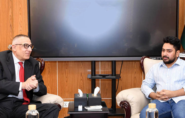 ডাক, টেলিযোগাযোগ ও তথ্যপ্রযুক্তি উপদেষ্টা মো. নাহিদ ইসলামের সাথে আজ মন্ত্রণালয়ে তার অফিসকক্ষে বাংলাদেশে ফিলিস্তিনের রাষ্ট্রদূত ইউসেফ এস ওয়াই রামাদান সাক্ষাৎ করেন। ছবি: পিআইডি