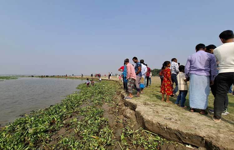 স্থানীয়দের সাথে কথা বলে জানা যায়, গজারিয়া উপজেলার বেরু মোল্লা কান্দি, নয়ানগর, চর রমজানবেগ ও ষোলআনী গ্রাম সংলগ্ন মেঘনা নদীতে বালু মহাল ইজারা দেয় জেলা প্রশাসন। ইজারার শর্ত অনুযায়ী নদীর ১২৮ একর এলাকায় বালু উত্তোলন করা যাবে।