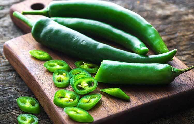 কাঁচামরিচে ভরপুর ভিটামিন সি থাকে। যা শরীরে অন্যান্য ভিটামিন শোষণেও এটি গুরুত্বপূর্ণ ভূমিকা পালন করে।