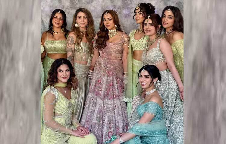 আলিয়া কাশ্যপের সঙ্গে ক্যামেরাবন্দী হয়েছে তার সখীরা।