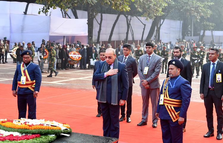 শহীদ বুদ্ধিজীবী দিবস উপলক্ষে প্রধান বিচারপতি সৈয়দ রেফাত আহমেদ আজ মিরপুরে শহীদ বুদ্ধিজীবী স্মৃতিসৌধে পুষ্পস্তবক অর্পণ শেষে শ্রদ্ধা নিবেদন করেন। ছবি: পিআইডি