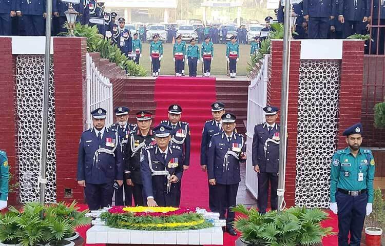 স্বরাষ্ট্র উপদেষ্টার পর রাজারবাগ পুলিশ লাইন্স স্মৃতিসৌধে বীর শহীদদের প্রতি শ্রদ্ধা জানিয়েছেন বাংলাদেশে পুলিশের মহাপরিদর্শক (আইজিপি) বাহারুল আলম। ছবি: তৌহিদুজ্জামান তন্ময়