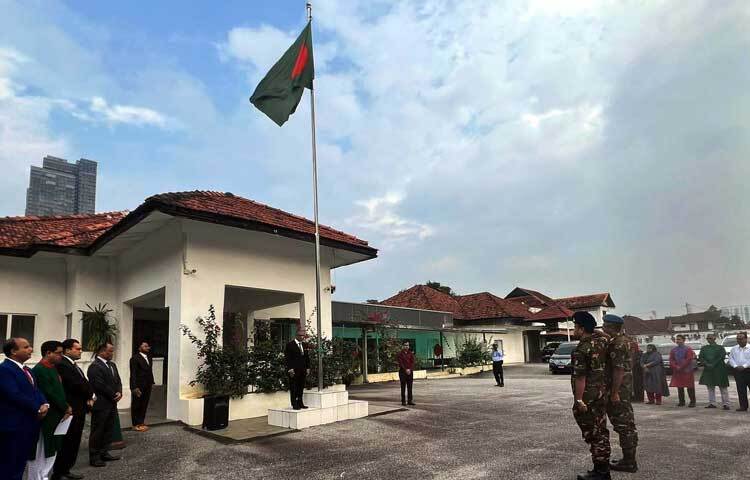 মালয়েশিয়ার কুয়ালালামপুরে আজ বাংলাদেশ হাইকমিশনে জাতীয় পতাকা উত্তোলনের মধ্য দিয়ে মহান বিজয় দিবস-২০২৪ উদযাপন করা হয়। ছবি: পিআইডি