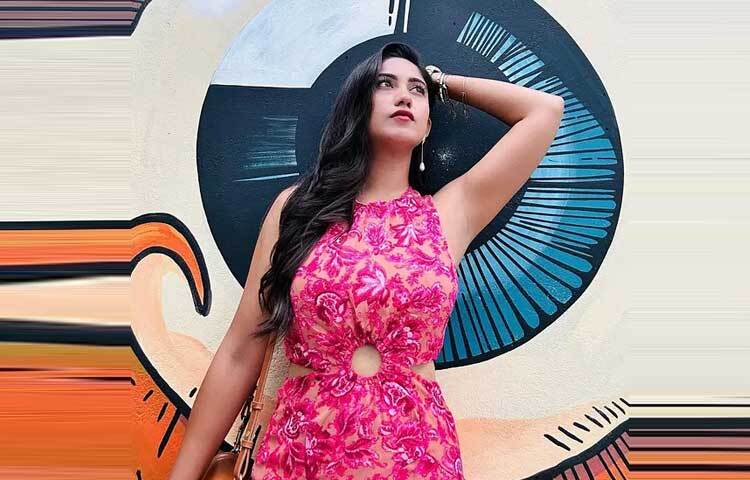 ফ্লোরাল কাটআউট ড্রেসে স্টাইলিশ সাফা কবির।