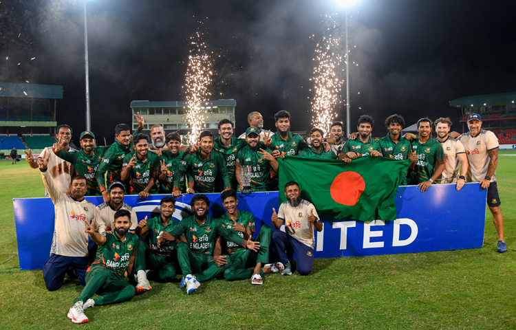 কিংসটাউনে আজ সিরিজের তৃতীয় ও টি-টোয়েন্টিতে ক্যারিবীয়দের ৮০ রানের বড় ব্যবধানে হারিয়ে হোয়াইটওয়াশ মিশন পূর্ণ করেছে লিটন দাসের দল। তিন ম্যাচ সিরিজ বাংলাদেশ জিতেছে ৩-০ ব্যবধানে। ছবি: সংগৃহীত