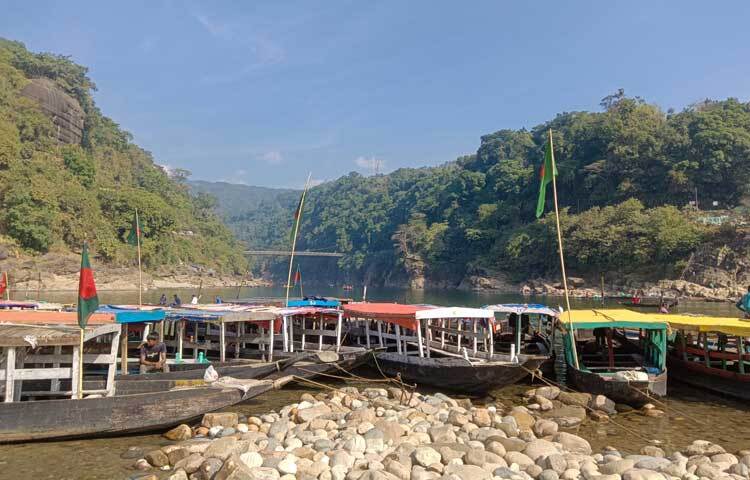 এছাড়া পানিতে শতাধিক ইঞ্জিন ও দুটি বৈঠাচালিত নৌকা বাধা। রয়েছে অসংখ্য টায়ার। এসব কারণে ঘিঞ্জি অবস্থা দেখা দিয়েছে জিরো পয়েন্টে। যে কারণে সংকীর্ণ হয়ে গেছে পর্যটকদের ঘোরার স্থান।