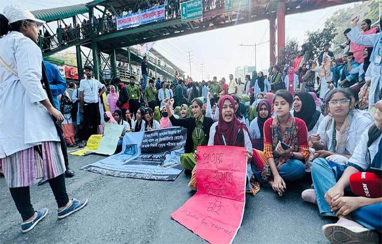 ঢাকার সাভারে বাসের ধাক্কায় সিআরপি নার্সিং কলেজের শিক্ষার্থী প্রত্যয় সরকারের মৃত্যুতে চালককে গ্রেফতারসহ তিন দফা দাবিতে বিক্ষোভ করছে তার সহপাঠীরা। ছবি: মাহফুজুর রহমান নিপু