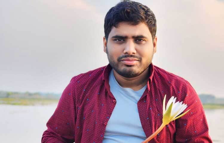 কেউ নৌকা থামিয়ে শাপলা তুলে নেন, আবার কেউ সেই ফুলের মাঝে ছবির মাধ্যমে মনের স্মৃতিতে ধরে রাখেন।