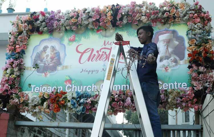 দেশের অন্যান্য জায়গার মতো রাজধানীতেও চলছে বড়দিনের প্রস্তুতি।