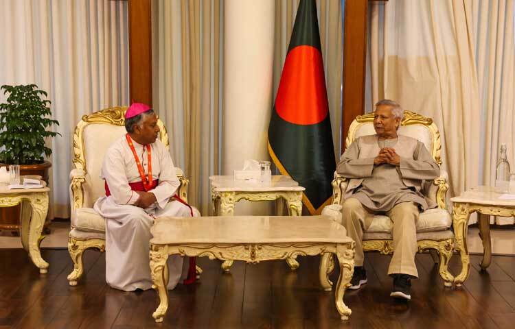 আমরা মানুষ একই। আমাদের মানুষ পরিচয় আগে, তারপর ধর্ম। প্রত্যেক ধর্মে শান্তির বাণী আছে, সেই শান্তির বাণী নিজের মধ্যে স্থাপন করতে হবে। তাহলেই বিভেদ দূর হবে বলে মন্তব্য করেছেন প্রধান উপদেষ্টা অধ্যাপক ড. মুহাম্মদ ইউনূস।