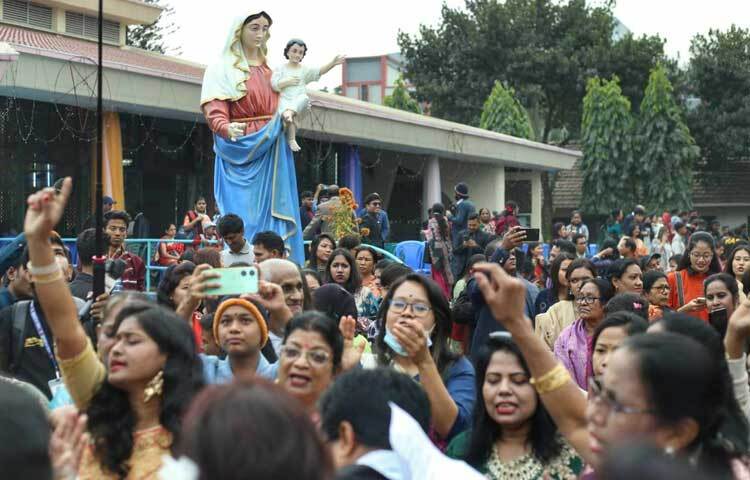 যীশুর বন্দনায় প্রার্থনা সংগীত, একে অন্যকে কোলাকুলি, আশীর্বাদ ও প্রিয়জনদের সঙ্গে ছবি তুলে, কেককেটে পালিত হচ্ছে দিনটি।
