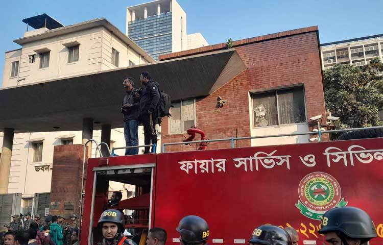 আগুন নিয়ন্ত্রণে ফায়ার সার্ভিসকে সহযোগিতা করেছে সেনাবাহিনী, পুলিশ ও এপিবিএনের সদস্যরা।