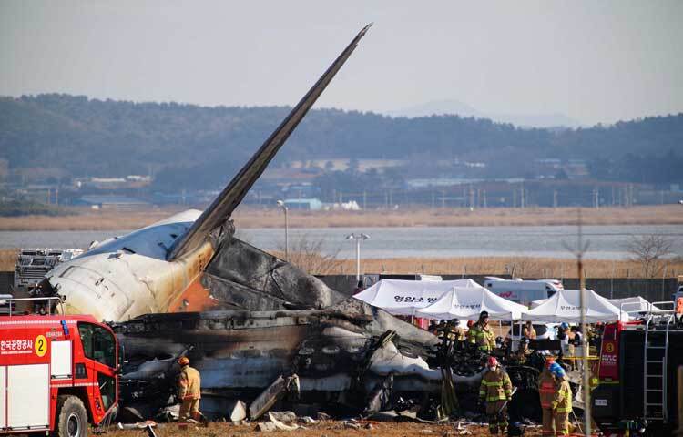 ইয়োনহাপ জানিয়েছে, এখন পর্যন্ত এক যাত্রী ও এক ফ্লাইট সহকারীকে জীবিত উদ্ধার করা হয়েছে এবং উদ্ধার তৎপরতা এখনও চলছে।